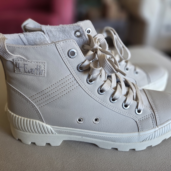 Blowfish Mailbu Forever Lug Sole Sneaker Women's 10 NWT/Box - Picture 3 of 11